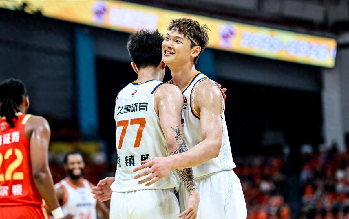 记者：费内巴切仍在和曼城谈阿克转会费，预计700万+150万镑
